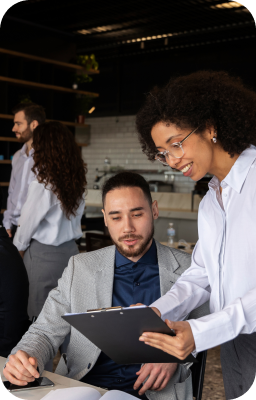 Deux personnes collaborant sur un projet digital, symbolisant la création de sites web sur-mesure et l'innovation collaborative.