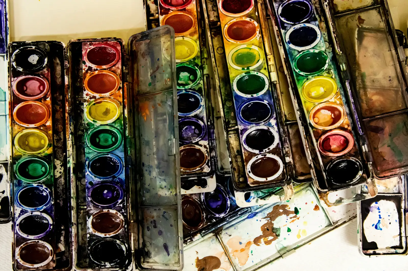 Illustration d’un site web désordonné et peu lisible Palettes de peinture sales et désorganisées