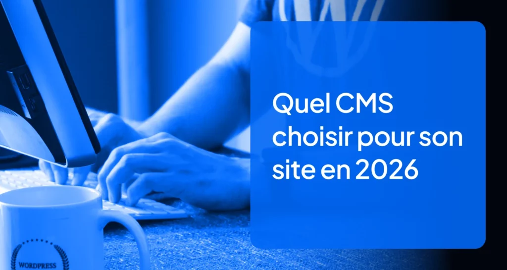 Développeur utilisant WordPress sur un ordinateur de bureau, tasse WordPress en premier plan