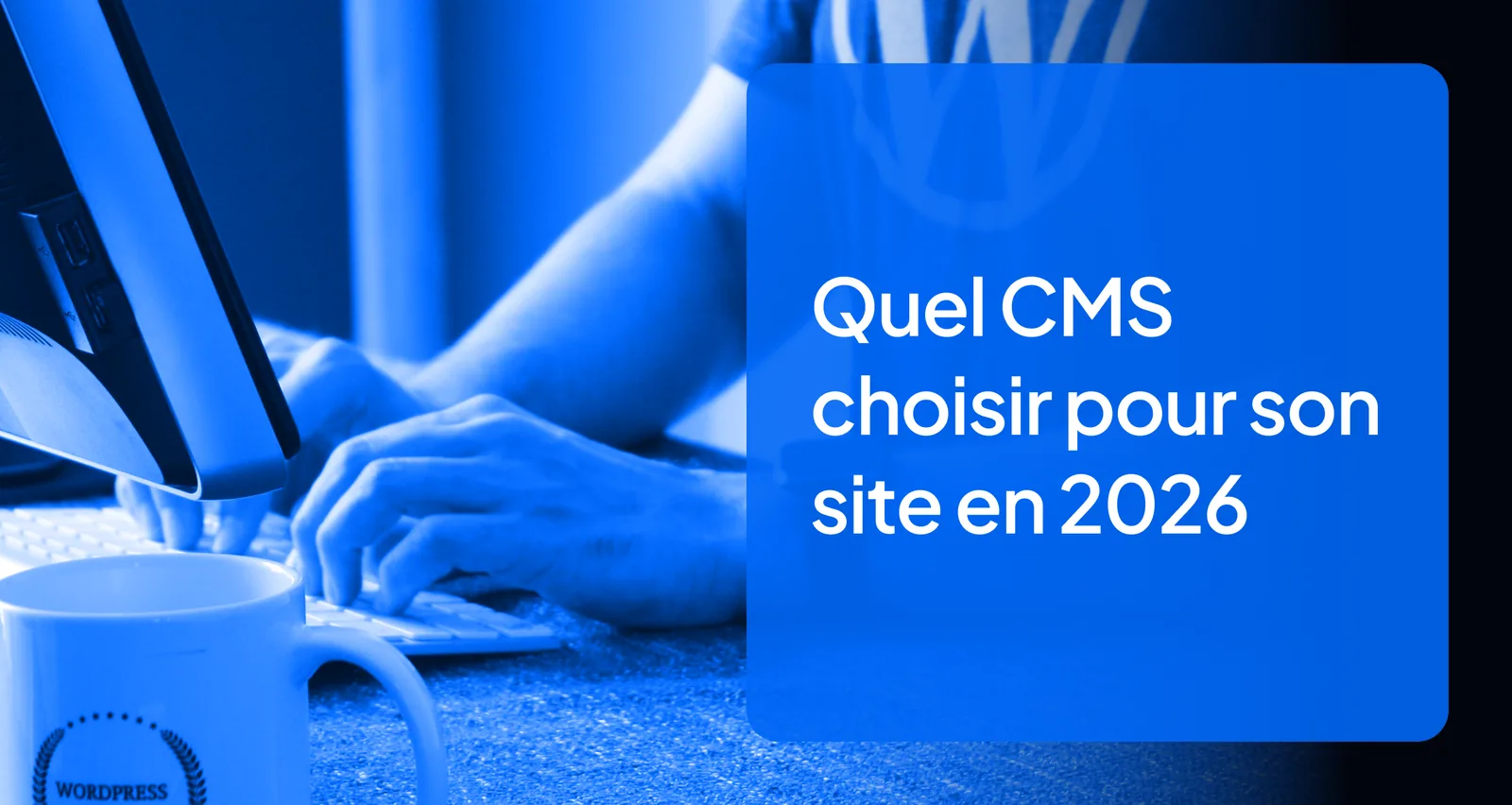 Développeur utilisant WordPress sur un ordinateur de bureau, tasse WordPress en premier plan