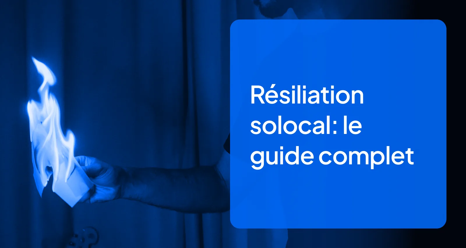 Main tenant un papier en feu symbolisant la résiliation d’un contrat Solocal